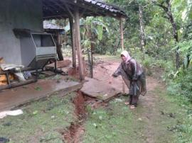 Rumah Suyadi RT 01/01 Padukuhan Klepu Terancam Tanah Ambles di Depan Terasnya
